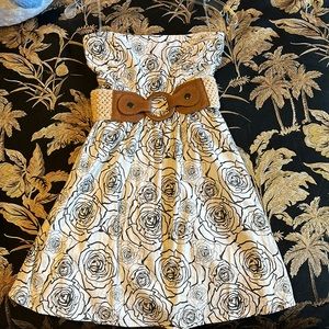 Strapless Floral Mini, skater style dress. Size small. Belt included.
